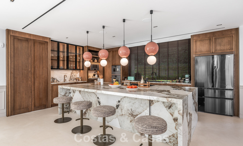 Villa de luxe exclusive avec spectaculaire piscine intérieure à vendre à Nueva Andalucía, Marbella 798059