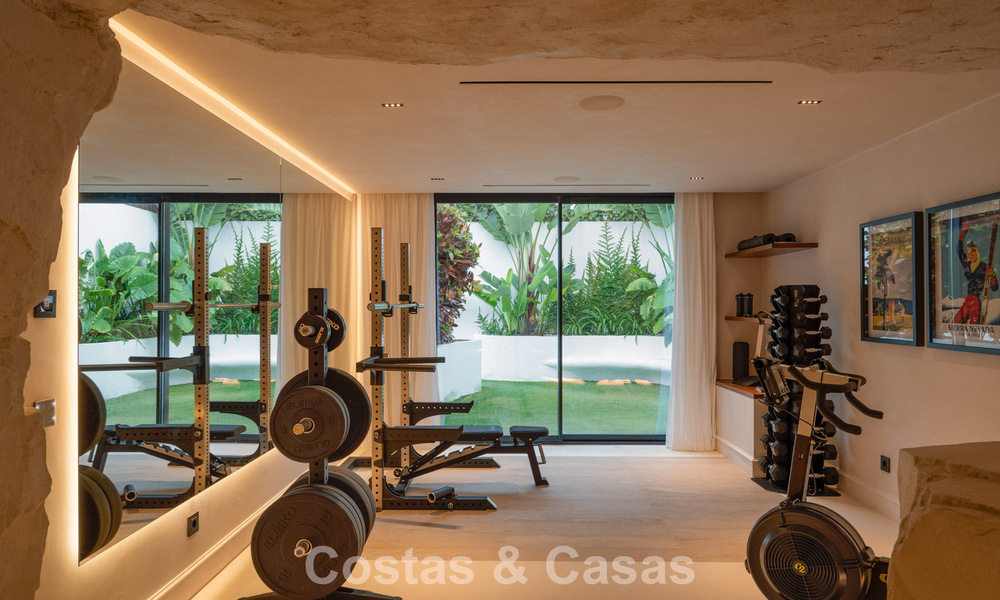 Villa de luxe exclusive avec spectaculaire piscine intérieure à vendre à Nueva Andalucía, Marbella 798072