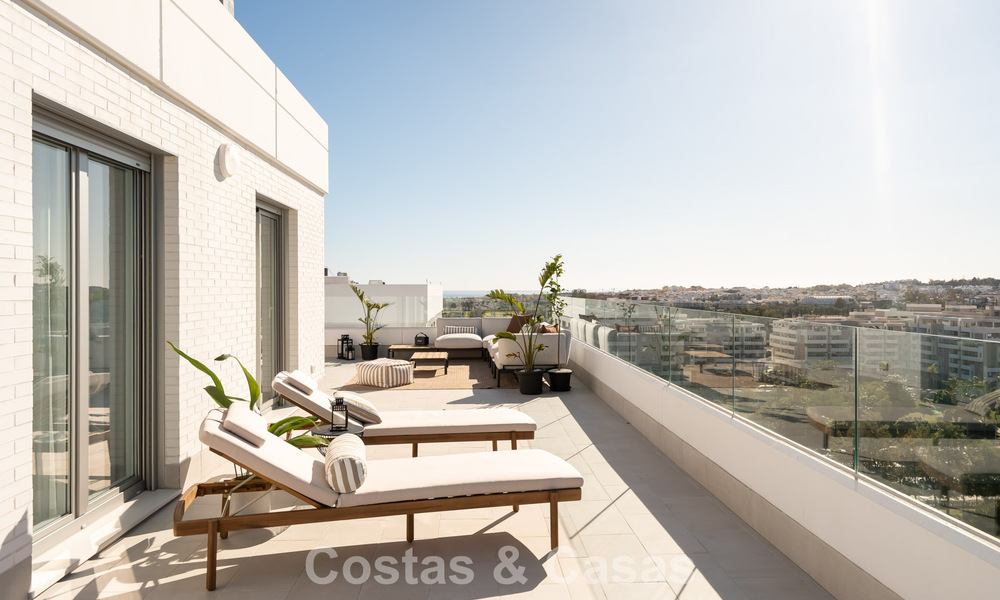 Penthouse moderne avec terrasse enveloppante et vue à 360° à vendre à Nueva Andalucía, Marbella 798073