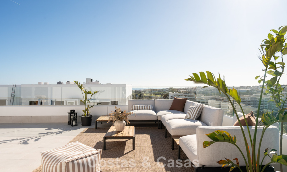 Penthouse moderne avec terrasse enveloppante et vue à 360° à vendre à Nueva Andalucía, Marbella 798074