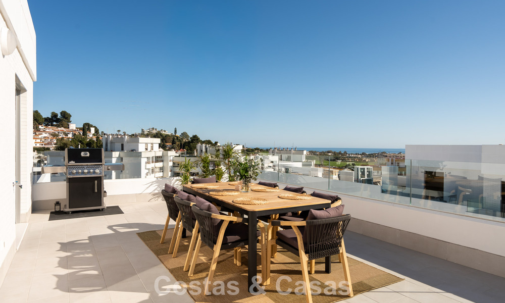 Penthouse moderne avec terrasse enveloppante et vue à 360° à vendre à Nueva Andalucía, Marbella 798075
