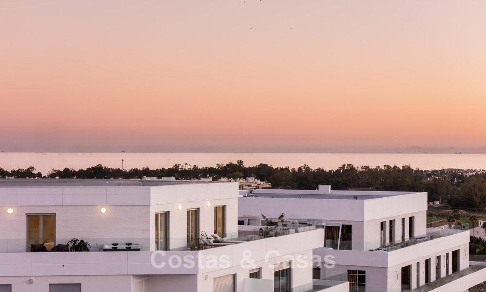 Penthouse moderne avec terrasse enveloppante et vue à 360° à vendre à Nueva Andalucía, Marbella 798077