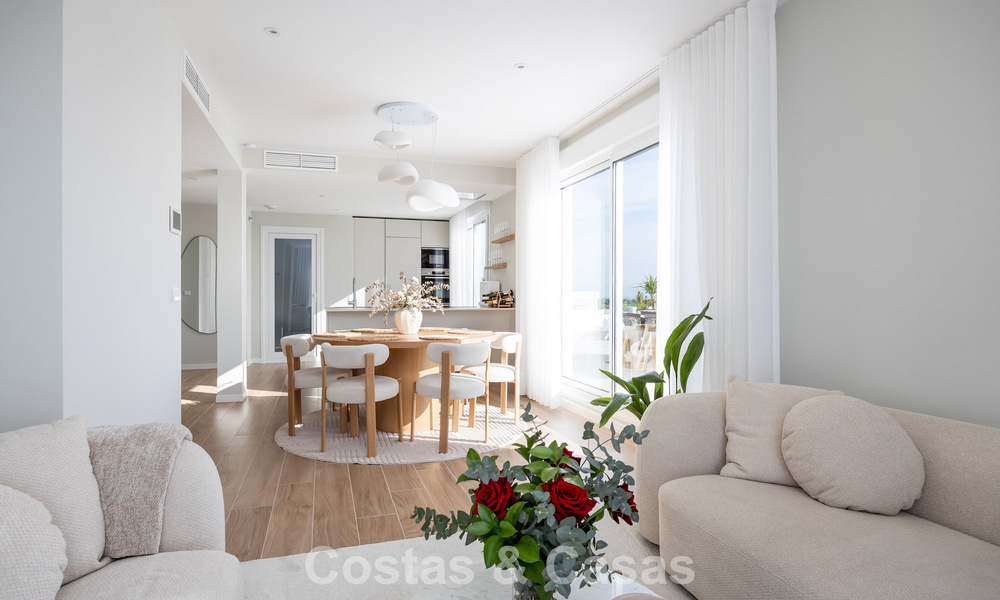 Penthouse moderne avec terrasse enveloppante et vue à 360° à vendre à Nueva Andalucía, Marbella 798092