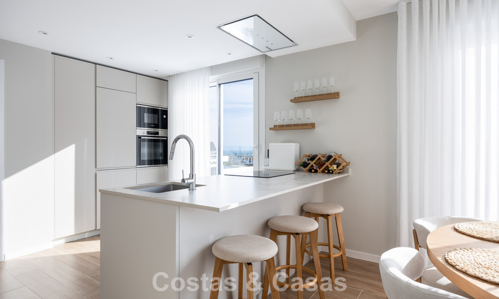 Penthouse moderne avec terrasse enveloppante et vue à 360° à vendre à Nueva Andalucía, Marbella 798094