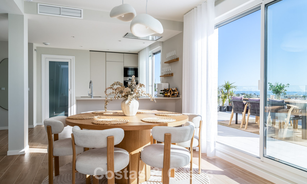 Penthouse moderne avec terrasse enveloppante et vue à 360° à vendre à Nueva Andalucía, Marbella 798096