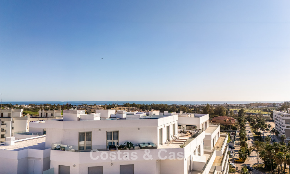 Penthouse moderne avec terrasse enveloppante et vue à 360° à vendre à Nueva Andalucía, Marbella 798098