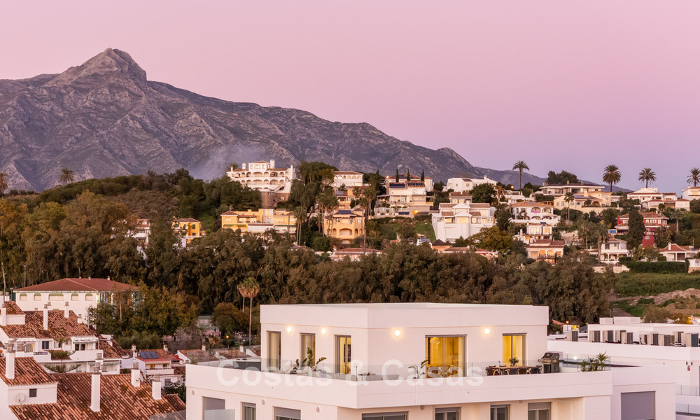 Penthouse moderne avec terrasse enveloppante et vue à 360° à vendre à Nueva Andalucía, Marbella 798102