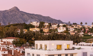 Penthouse moderne avec terrasse enveloppante et vue à 360° à vendre à Nueva Andalucía, Marbella 798102 