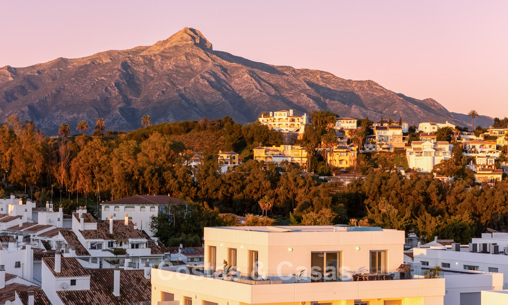 Penthouse moderne avec terrasse enveloppante et vue à 360° à vendre à Nueva Andalucía, Marbella 798103