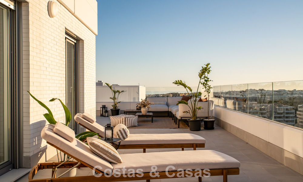Penthouse moderne avec terrasse enveloppante et vue à 360° à vendre à Nueva Andalucía, Marbella 798104