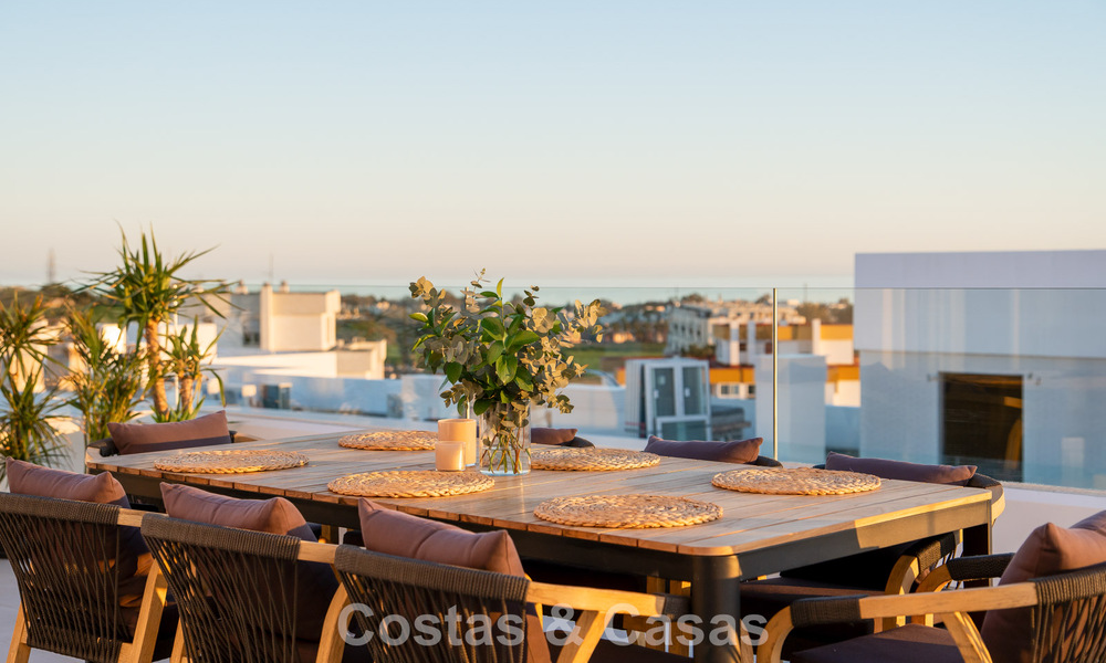 Penthouse moderne avec terrasse enveloppante et vue à 360° à vendre à Nueva Andalucía, Marbella 798106