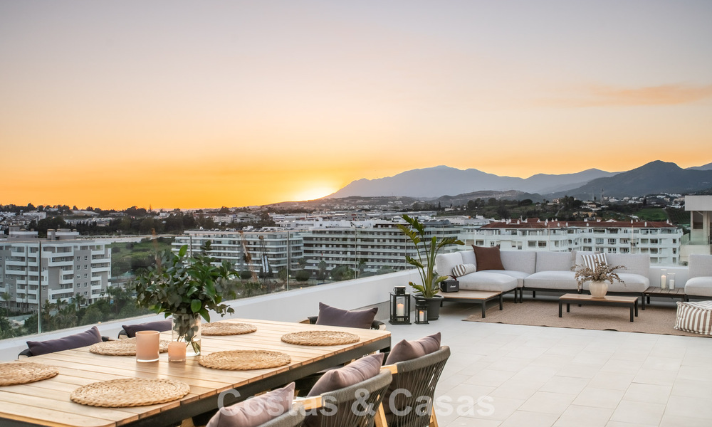 Penthouse moderne avec terrasse enveloppante et vue à 360° à vendre à Nueva Andalucía, Marbella 798107