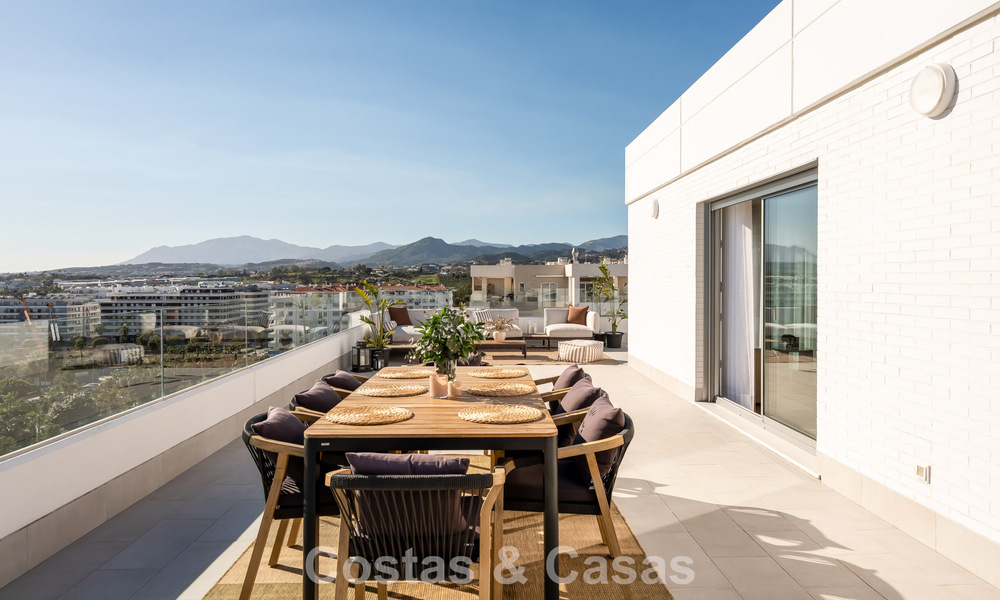 Penthouse moderne avec terrasse enveloppante et vue à 360° à vendre à Nueva Andalucía, Marbella 798110