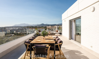 Penthouse moderne avec terrasse enveloppante et vue à 360° à vendre à Nueva Andalucía, Marbella 798110 