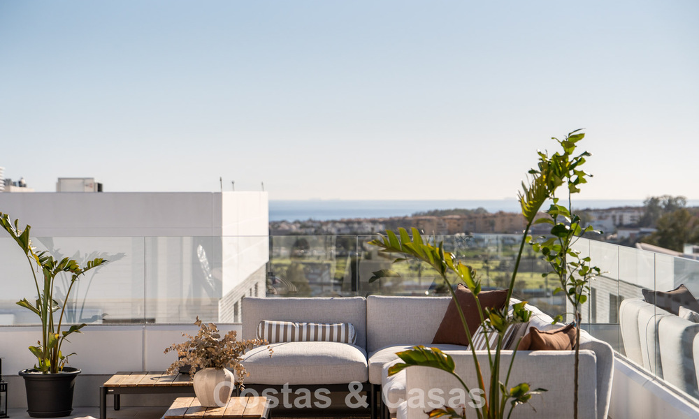 Penthouse moderne avec terrasse enveloppante et vue à 360° à vendre à Nueva Andalucía, Marbella 798112