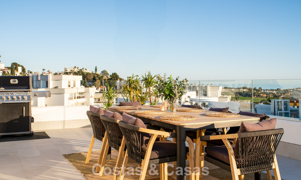 Penthouse moderne avec terrasse enveloppante et vue à 360° à vendre à Nueva Andalucía, Marbella 798114