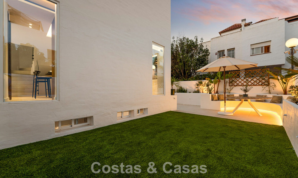 Maison rénovée à vendre sur le Golden Mile, à distance de marche de la plage et de Puente Romano, Marbella 797311