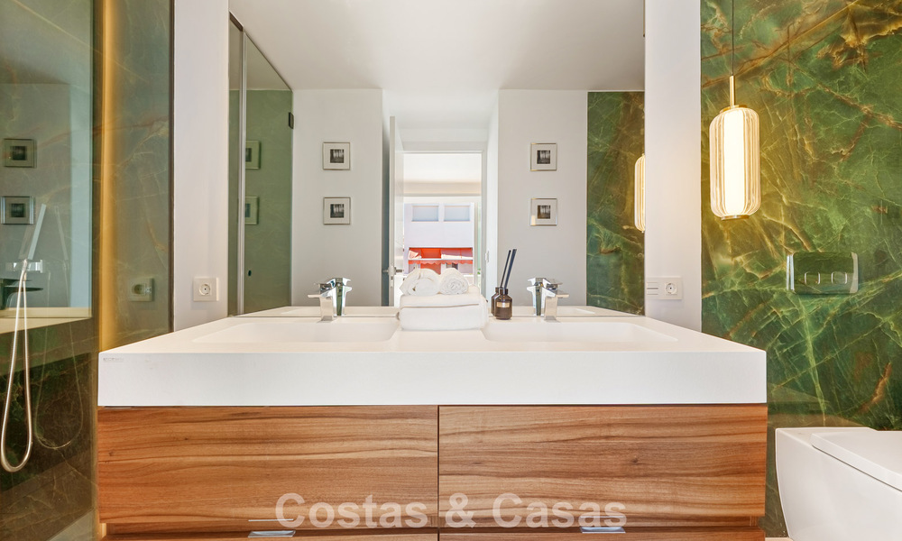 Maison rénovée à vendre sur le Golden Mile, à distance de marche de la plage et de Puente Romano, Marbella 797338