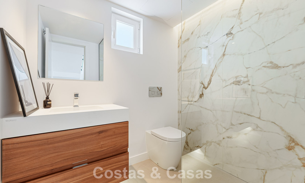 Maison rénovée à vendre sur le Golden Mile, à distance de marche de la plage et de Puente Romano, Marbella 797340