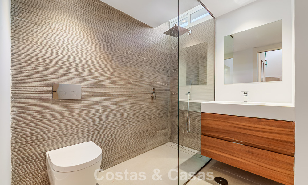 Maison rénovée à vendre sur le Golden Mile, à distance de marche de la plage et de Puente Romano, Marbella 797350