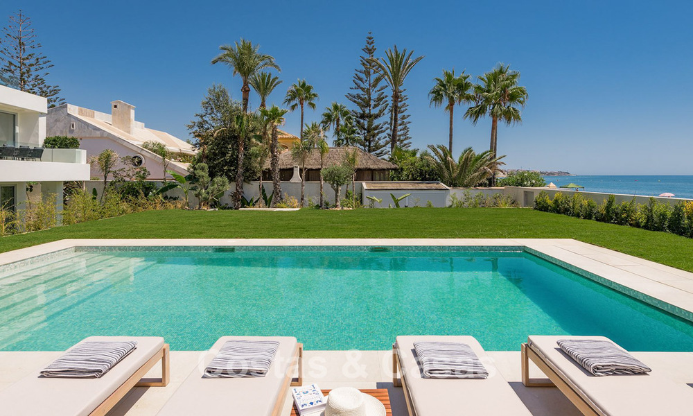 Villa moderne exclusive en première ligne de plage à vendre avec accès direct à la mer à Mijas, Costa del Sol 797372