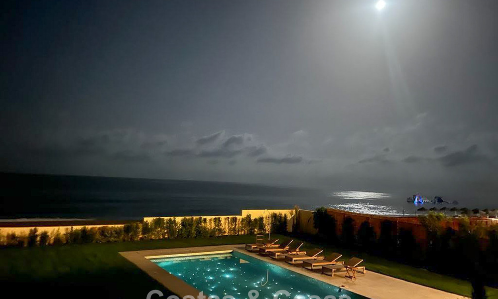 Villa moderne exclusive en première ligne de plage à vendre avec accès direct à la mer à Mijas, Costa del Sol 797373