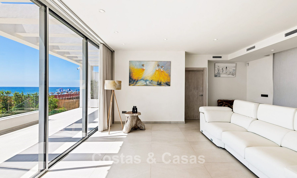Villa moderne exclusive en première ligne de plage à vendre avec accès direct à la mer à Mijas, Costa del Sol 797375