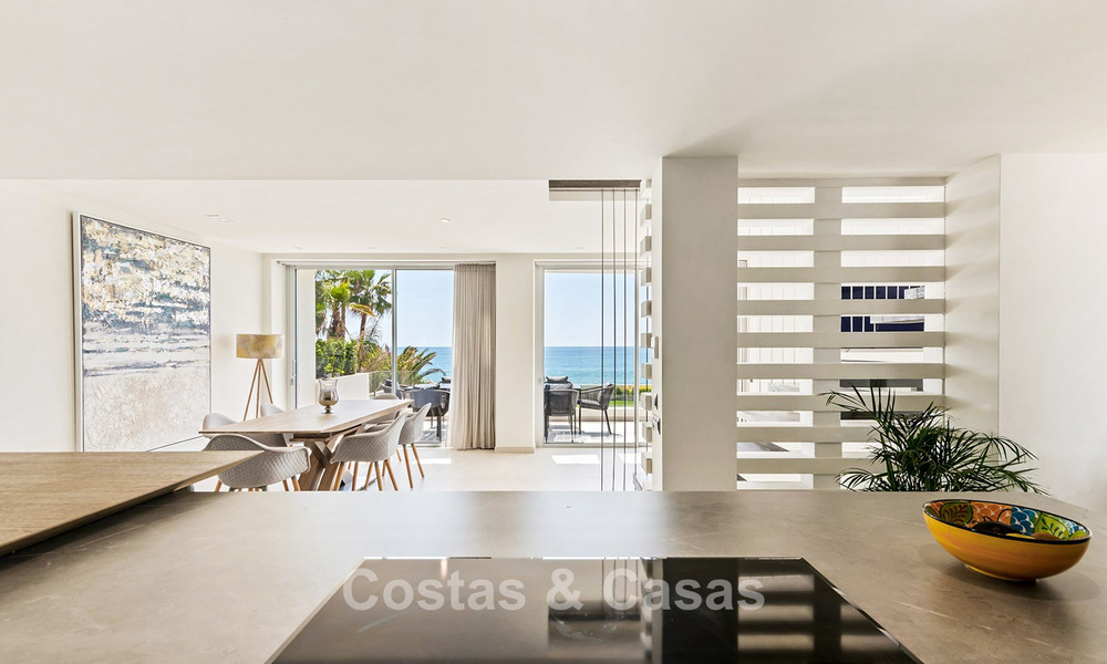 Villa moderne exclusive en première ligne de plage à vendre avec accès direct à la mer à Mijas, Costa del Sol 797376