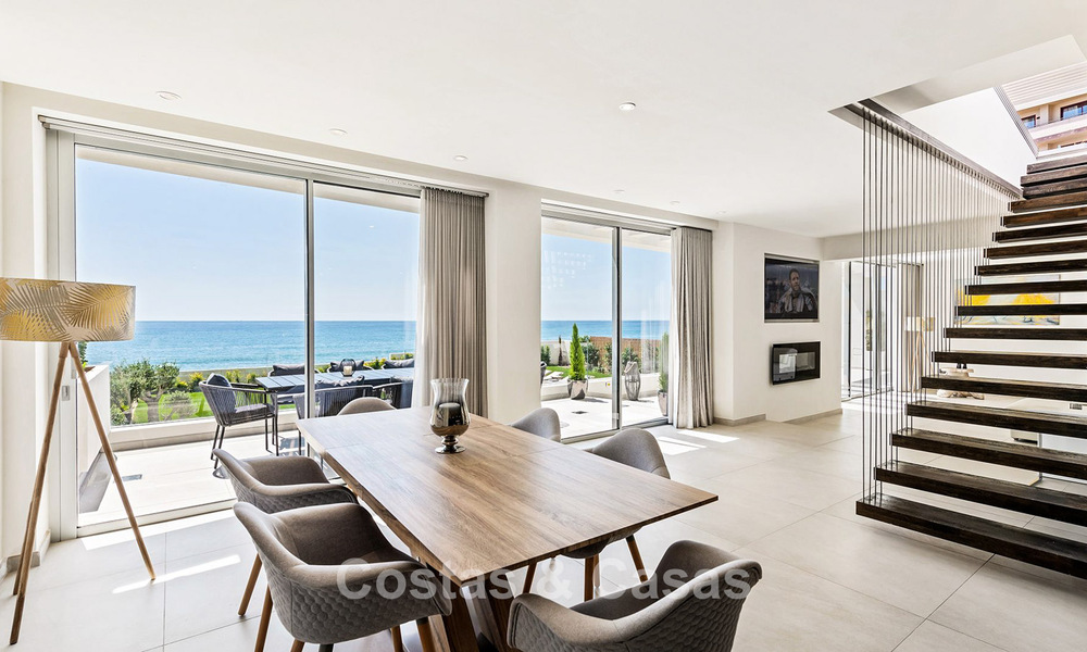 Villa moderne exclusive en première ligne de plage à vendre avec accès direct à la mer à Mijas, Costa del Sol 797377