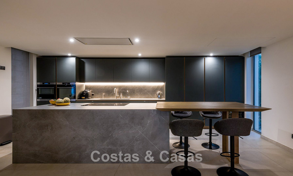 Villa moderne exclusive en première ligne de plage à vendre avec accès direct à la mer à Mijas, Costa del Sol 797379