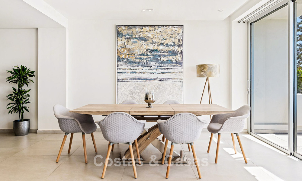 Villa moderne exclusive en première ligne de plage à vendre avec accès direct à la mer à Mijas, Costa del Sol 797380