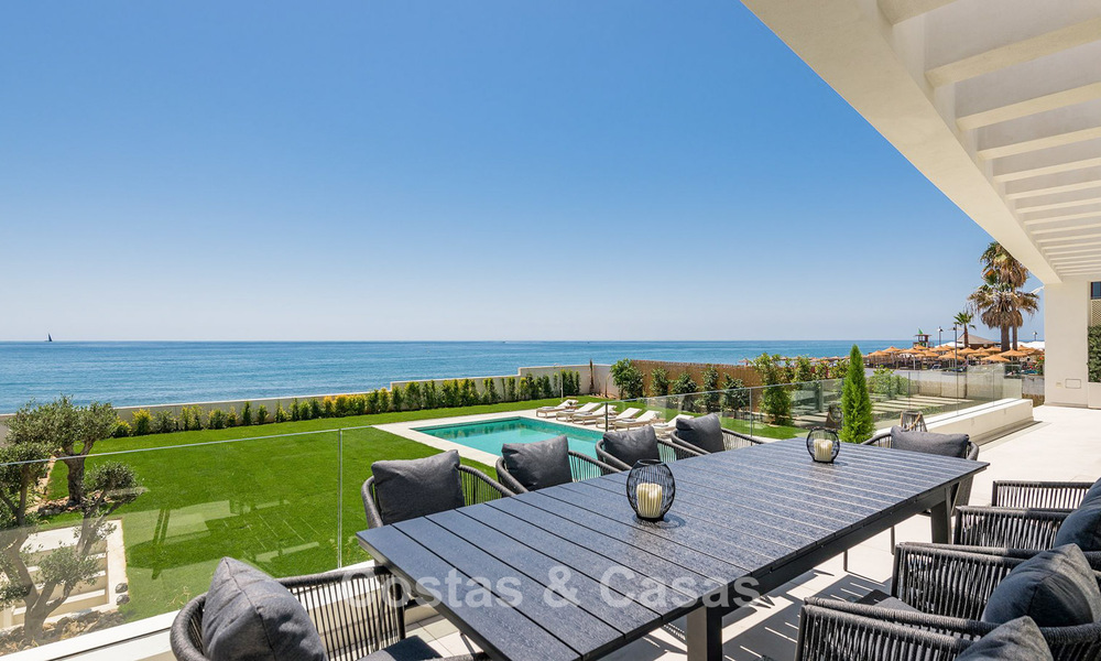 Villa moderne exclusive en première ligne de plage à vendre avec accès direct à la mer à Mijas, Costa del Sol 797382