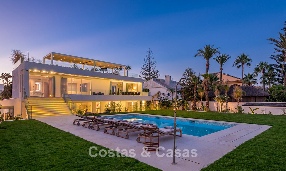 Villa moderne exclusive en première ligne de plage à vendre avec accès direct à la mer à Mijas, Costa del Sol 797383