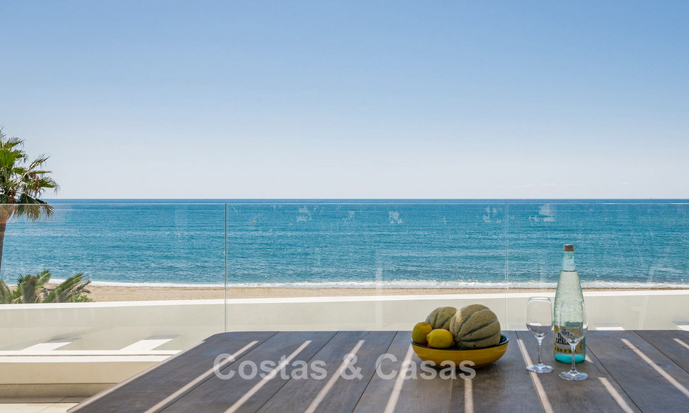 Villa moderne exclusive en première ligne de plage à vendre avec accès direct à la mer à Mijas, Costa del Sol 797384