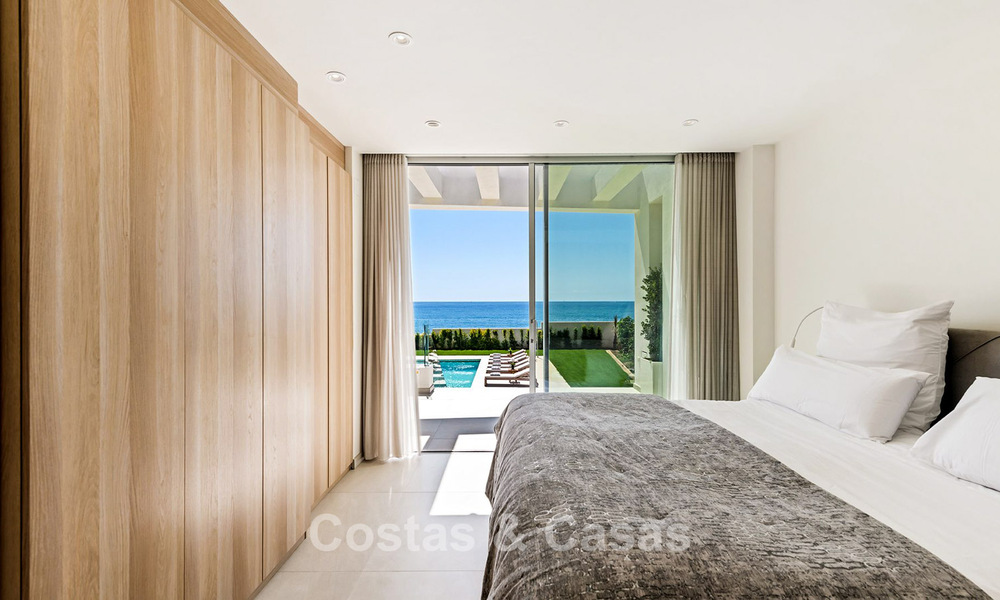 Villa moderne exclusive en première ligne de plage à vendre avec accès direct à la mer à Mijas, Costa del Sol 797385