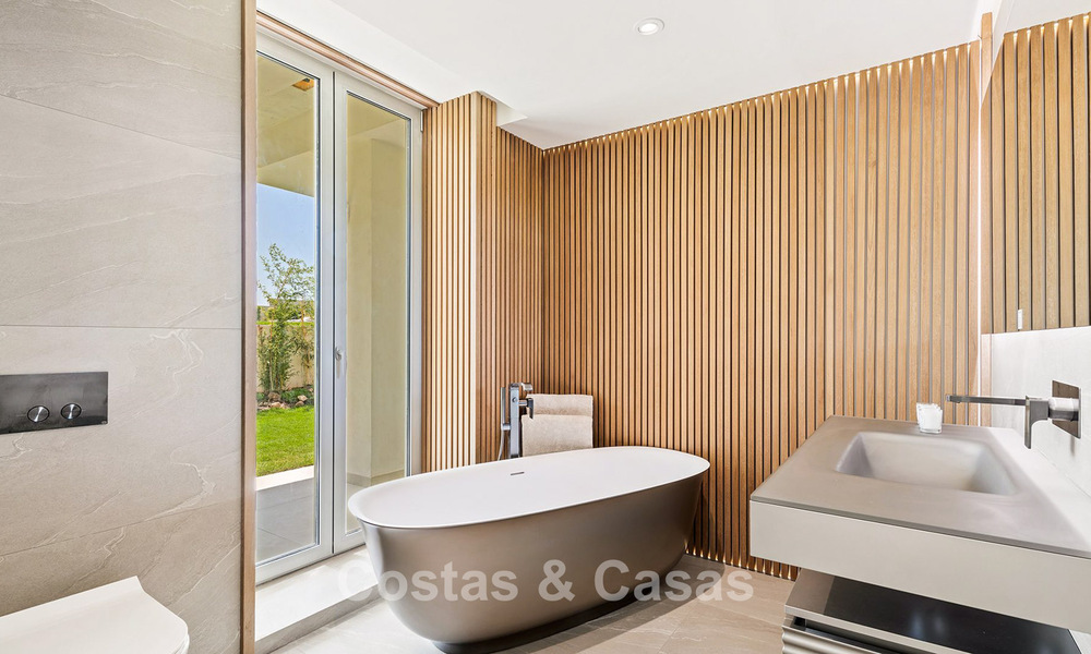 Villa moderne exclusive en première ligne de plage à vendre avec accès direct à la mer à Mijas, Costa del Sol 797387