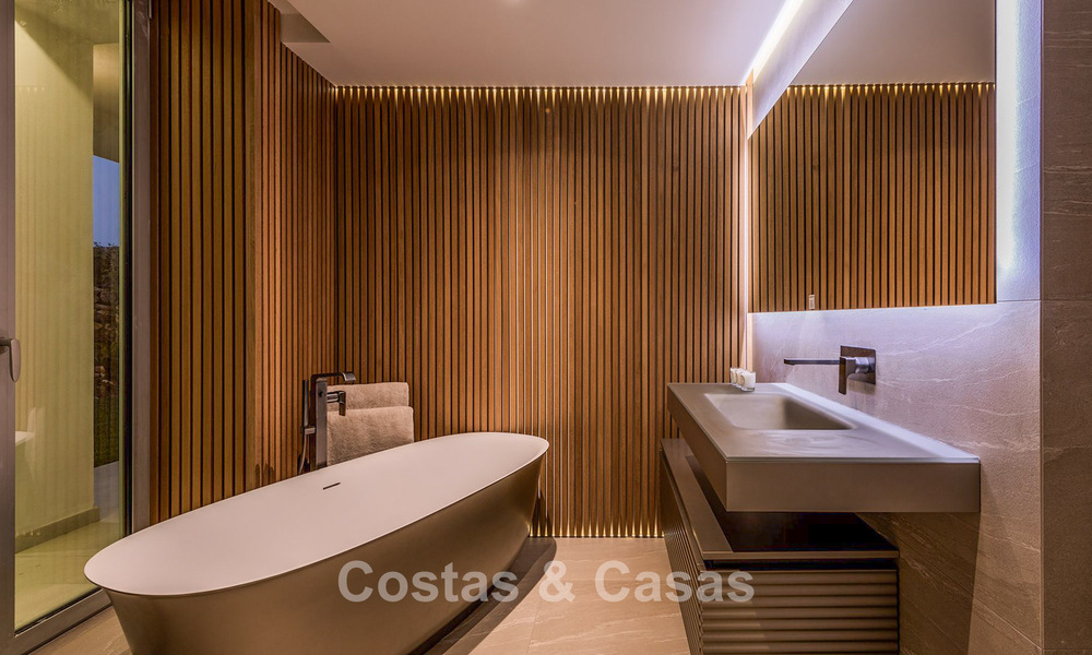 Villa moderne exclusive en première ligne de plage à vendre avec accès direct à la mer à Mijas, Costa del Sol 797388