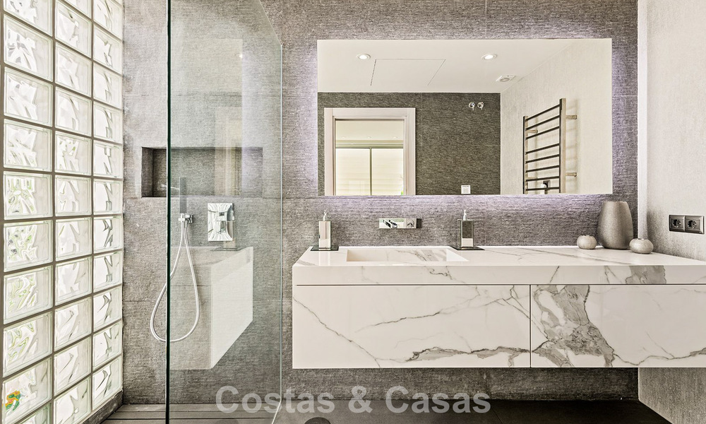 Villa moderne exclusive en première ligne de plage à vendre avec accès direct à la mer à Mijas, Costa del Sol 797390