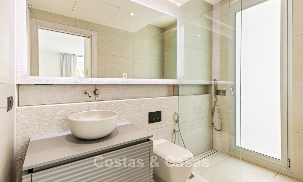 Villa moderne exclusive en première ligne de plage à vendre avec accès direct à la mer à Mijas, Costa del Sol 797393