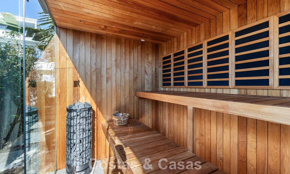 Villa moderne exclusive en première ligne de plage à vendre avec accès direct à la mer à Mijas, Costa del Sol 797398