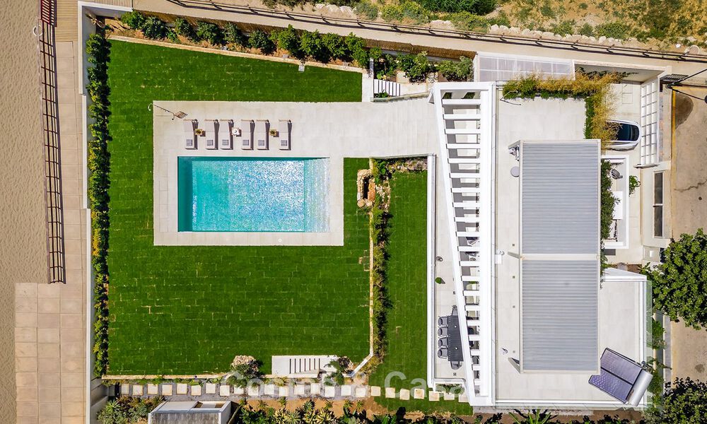 Villa moderne exclusive en première ligne de plage à vendre avec accès direct à la mer à Mijas, Costa del Sol 797400