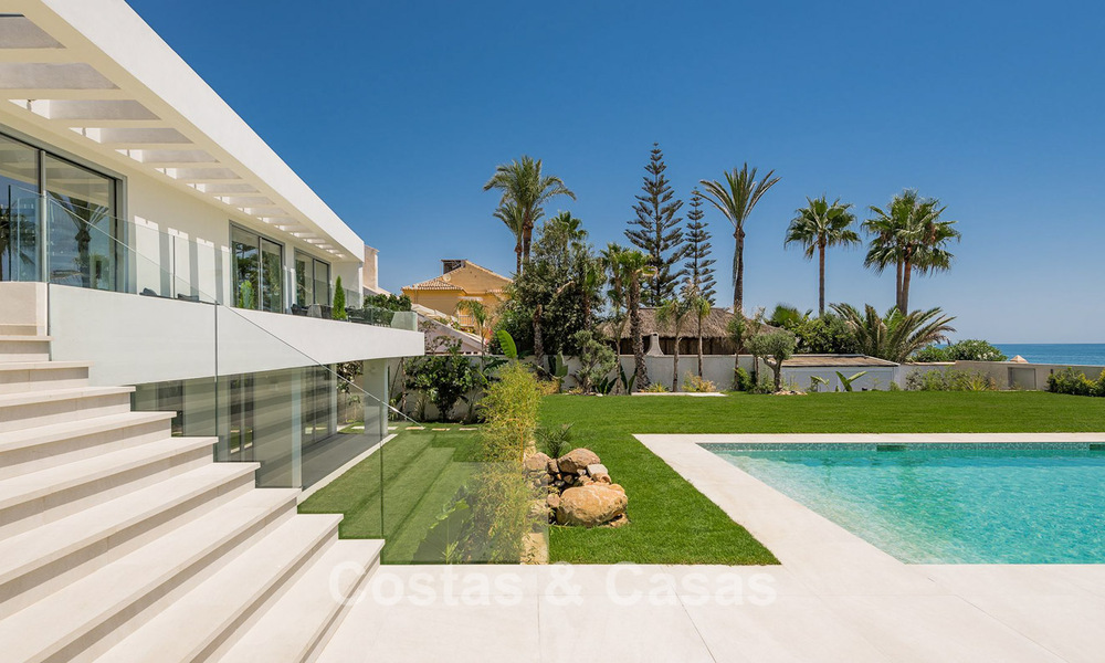 Villa moderne exclusive en première ligne de plage à vendre avec accès direct à la mer à Mijas, Costa del Sol 797401