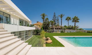 Villa moderne exclusive en première ligne de plage à vendre avec accès direct à la mer à Mijas, Costa del Sol 797401 