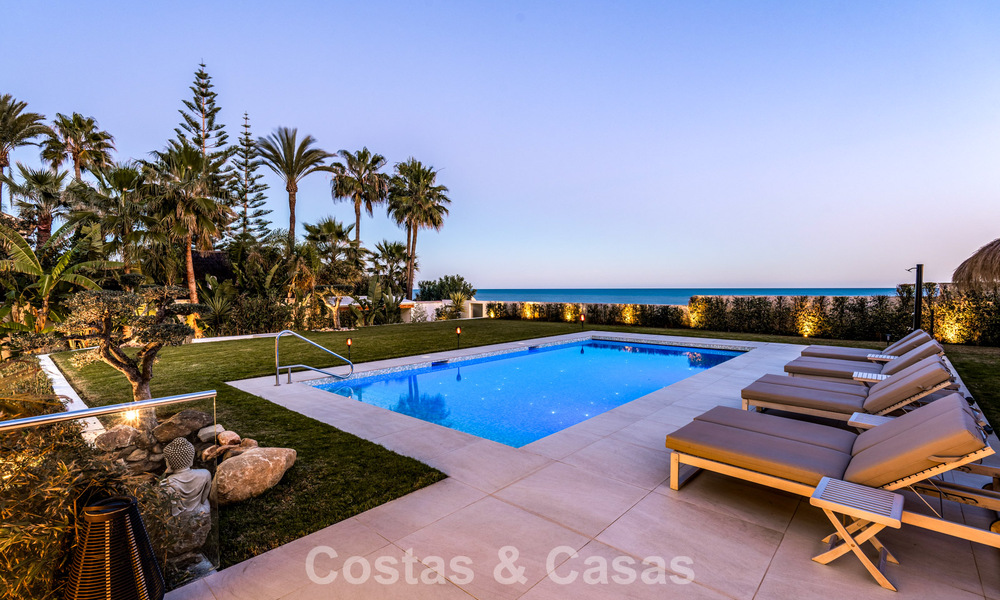 Villa moderne exclusive en première ligne de plage à vendre avec accès direct à la mer à Mijas, Costa del Sol 797402