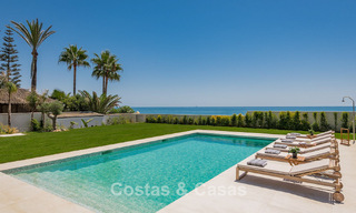 Villa moderne exclusive en première ligne de plage à vendre avec accès direct à la mer à Mijas, Costa del Sol 797403 