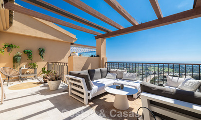 Prestigieux penthouse de luxe avec vues panoramiques sur la mer et le golf à vendre à Marbella - Benahavís 797523