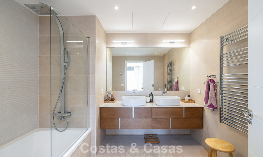Prestigieux penthouse de luxe avec vues panoramiques sur la mer et le golf à vendre à Marbella - Benahavís 797532