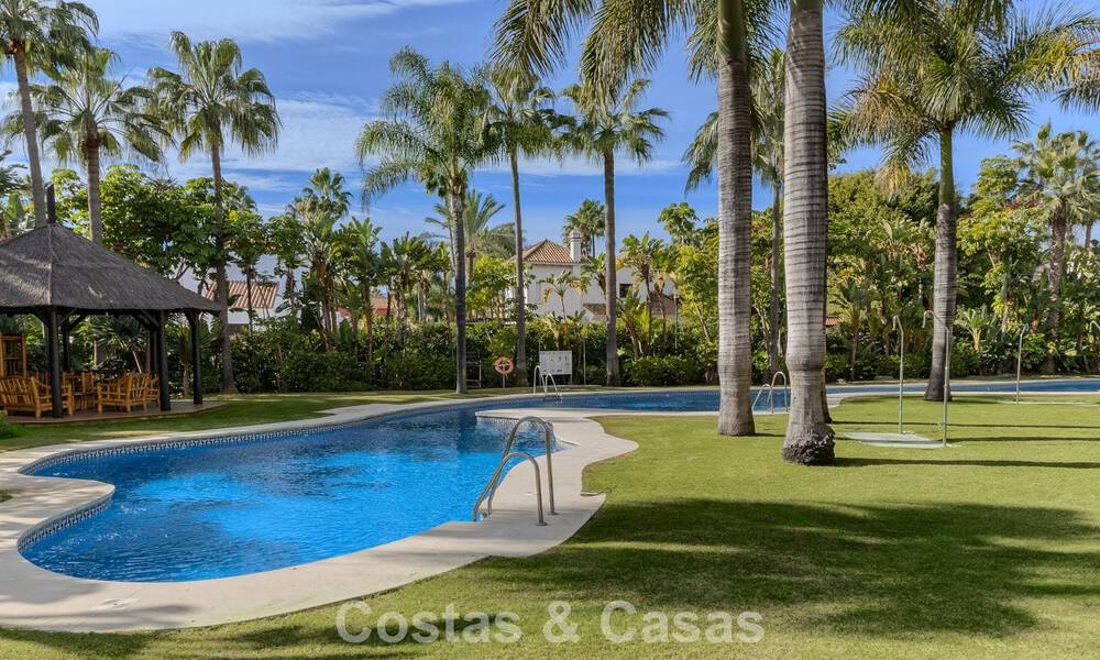 Appartement de luxe avec jardin privé à vendre à quelques pas de la plage près de Puerto Banús, Marbella 797555