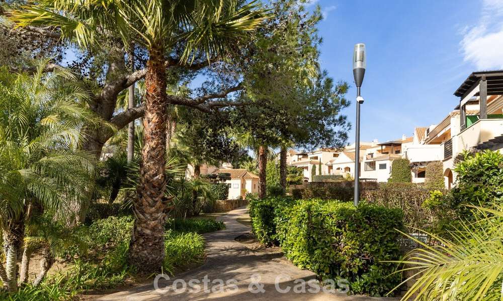 Appartement de luxe avec jardin privé à vendre à quelques pas de la plage près de Puerto Banús, Marbella 797556