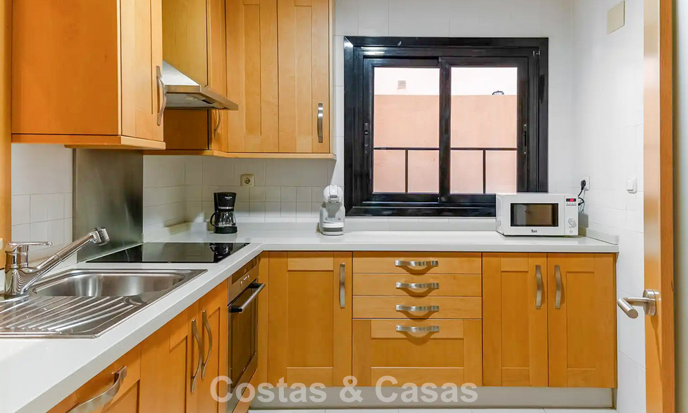Appartement de luxe avec jardin privé à vendre à quelques pas de la plage près de Puerto Banús, Marbella 797560